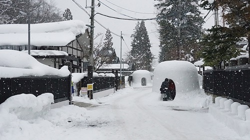 横手の雪まつりのかまくら（秋田県横手市）。羽黒町武家屋敷通りにて