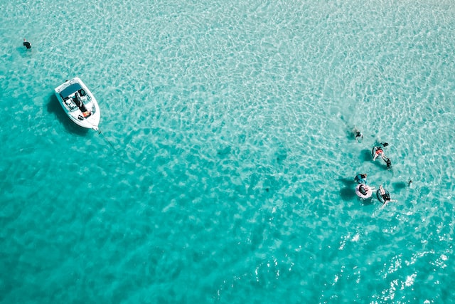 2月8日（海に浮かぶボート）